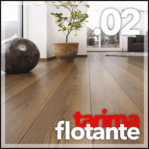 Suelos de tarima natural. Láminas de madera. La tarima flotante suele ser un suelo de parquet de madera multicapa, aunque también se encuentran tarimas flotantes en madera maciza. La tarima flotante multicapa se compone de una base de tablero, dos o más capas de madera con tablero hidrófugo y una superior de madera noble.